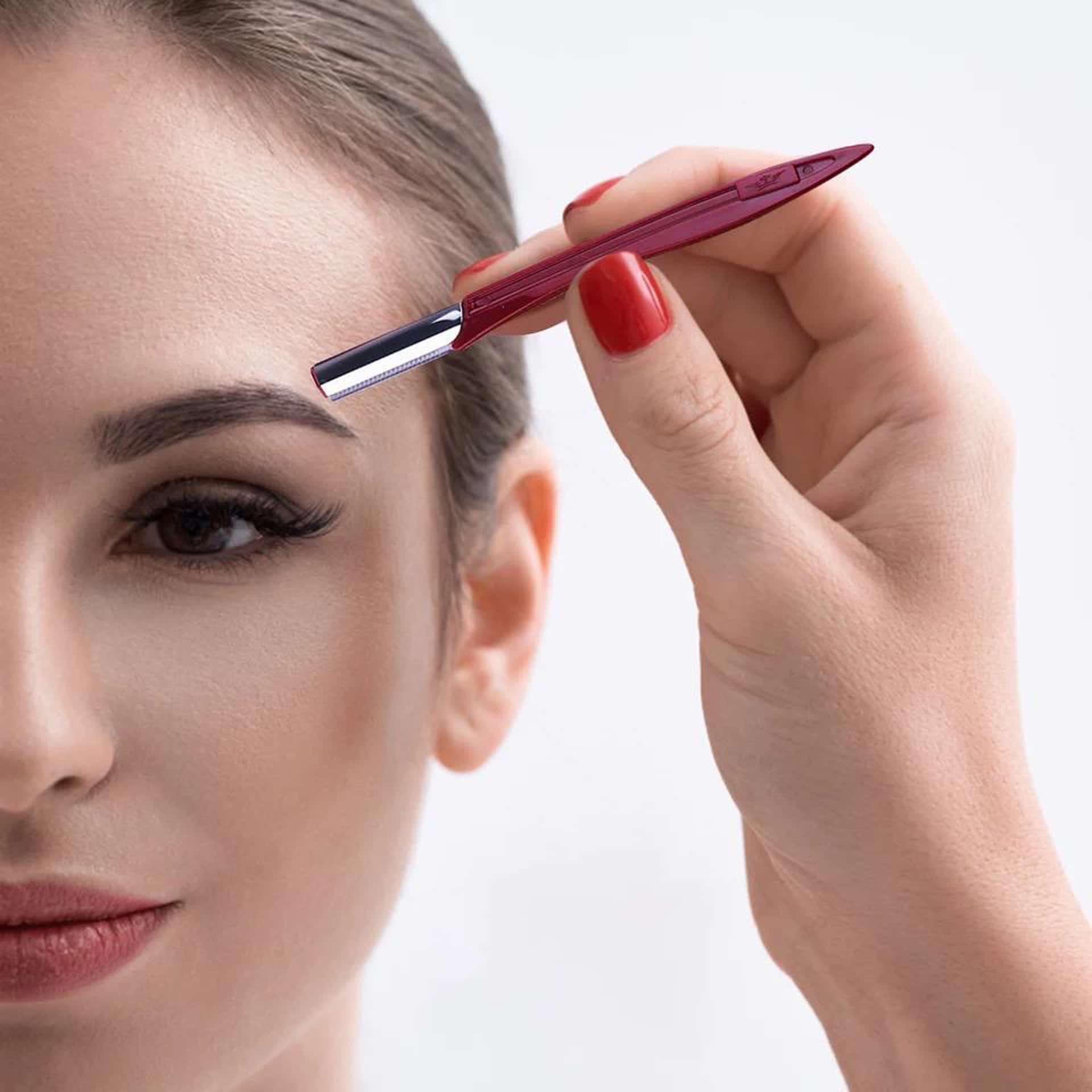 This Eyebrow Trimming Knife trims your eyebrow with precision for a professional perfect brow shape.